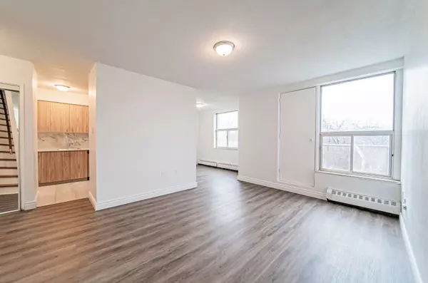 Mississauga, ON L5C 2T8,1055B Forestwood DR #217