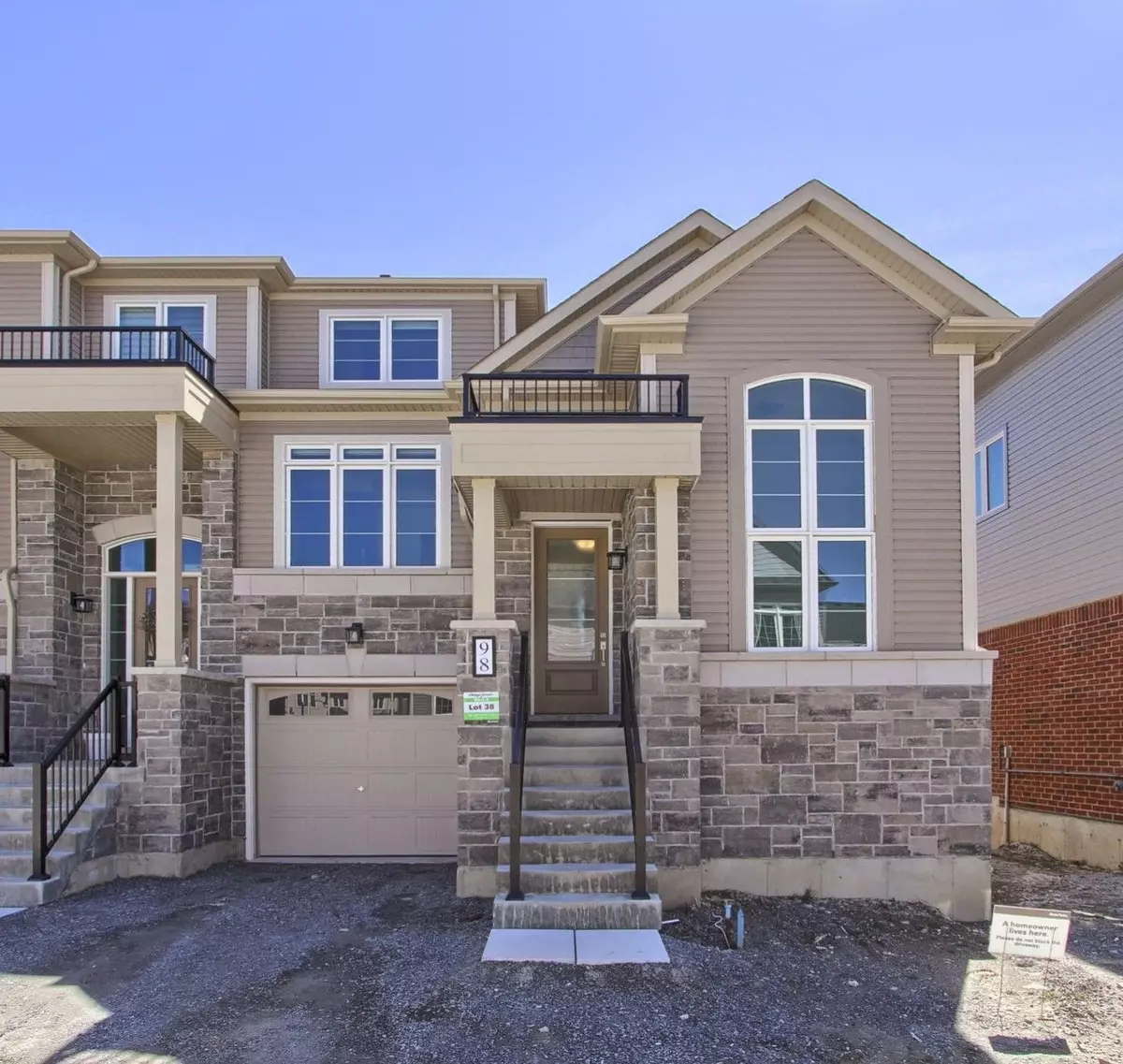 East Gwillimbury, ON L0G 1M0,98 Lyall Stokes CIR