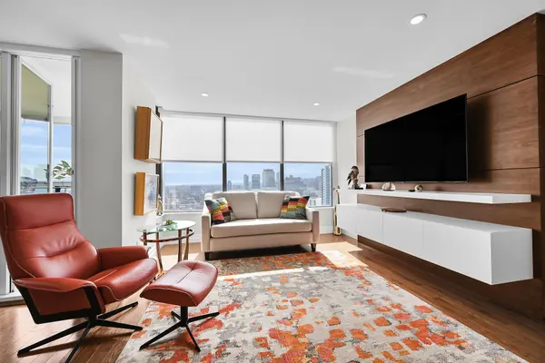 Hamilton, ON L8R 3J3,75 Queen ST N #2008