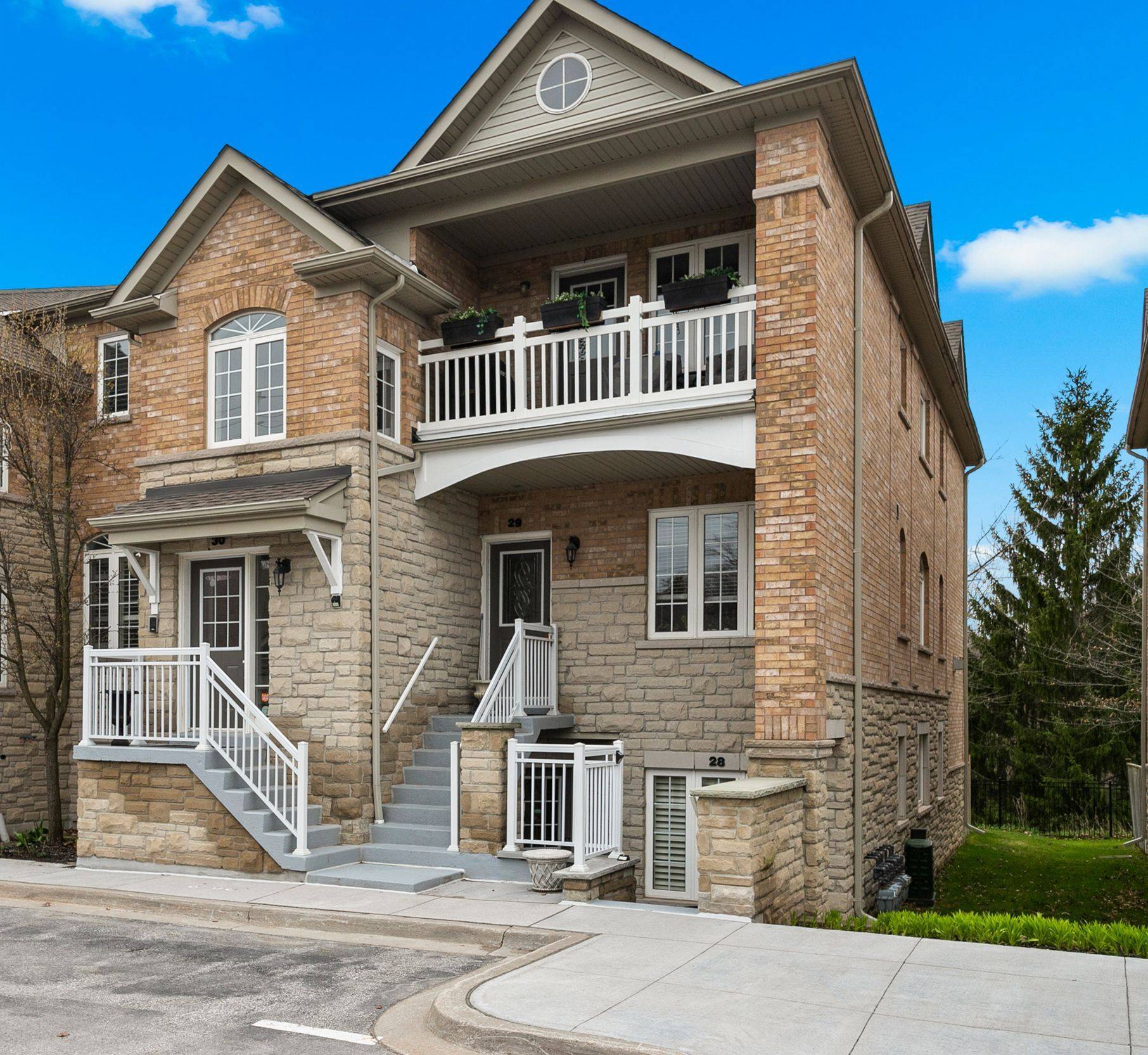 Newmarket, ON L3X 2S7,520 Silken Laumann DR #28