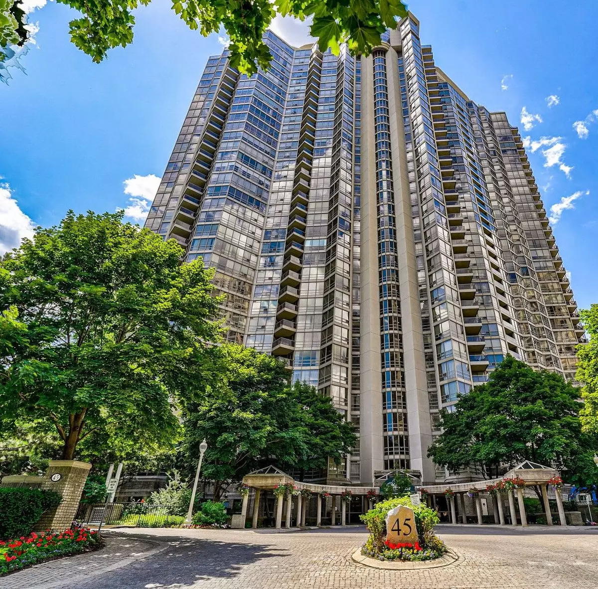 Mississauga, ON L5A 3K4,45 Kingsbridge Garden CIR #811