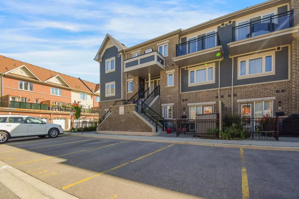 Brampton, ON L6R 3Y7,250 Sunny Meadow BLVD #291