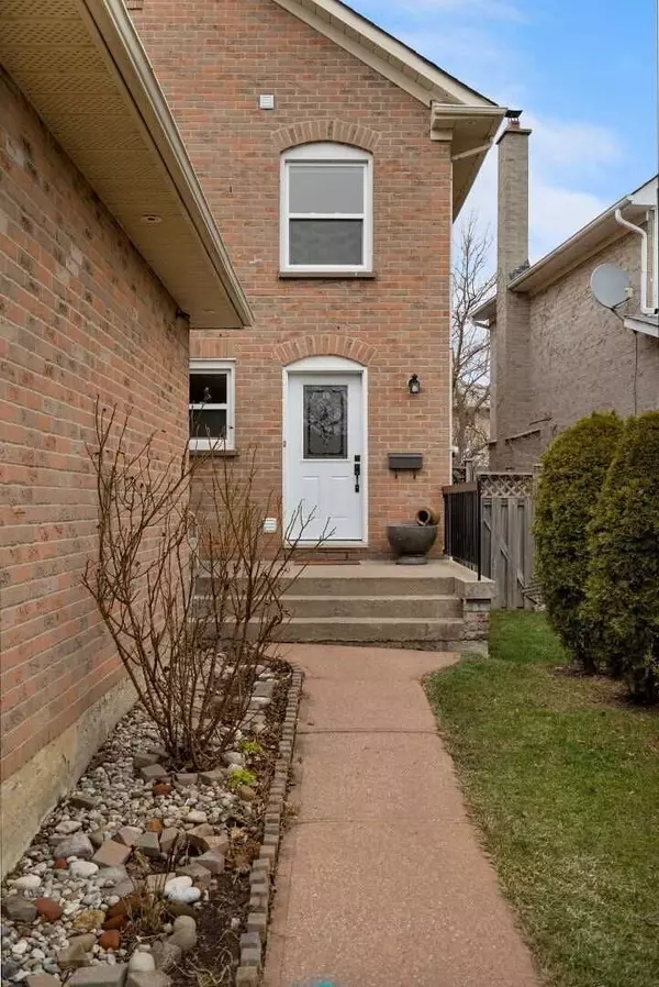 Mississauga, ON L5R 1L2,293 Kingsbridge Garden CIR