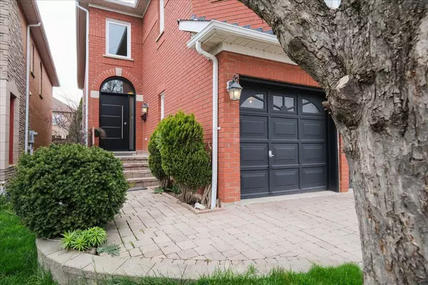 Mississauga, ON L5M 5L1,2580 Strathmore CRES