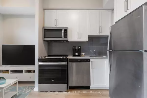 Hamilton, ON L8P 0C6,15 Queen ST S #2204