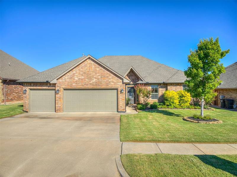 812 Lindsey Lane, Moore, OK 73160