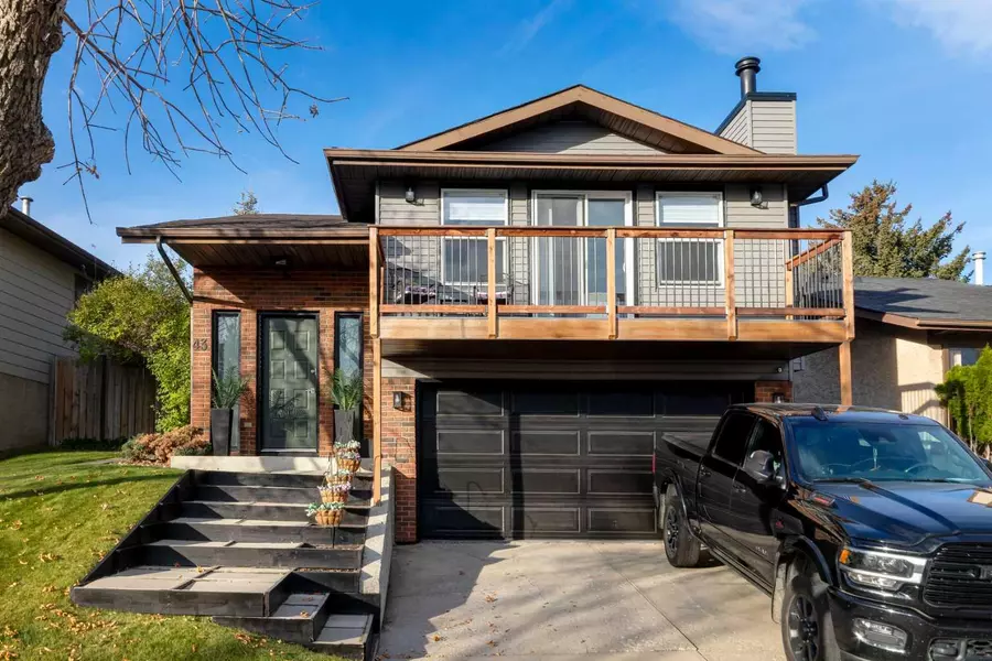 43 Berkshire RD Northwest, Calgary, AB T3K2A2