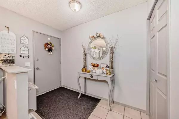 Calgary, AB T3J 1L7,20 Falbury CRES NE #152