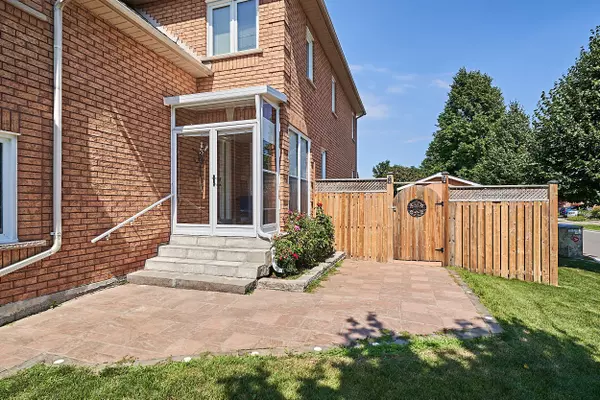 Oshawa, ON L1J 8N2,996 Deer Valley DR