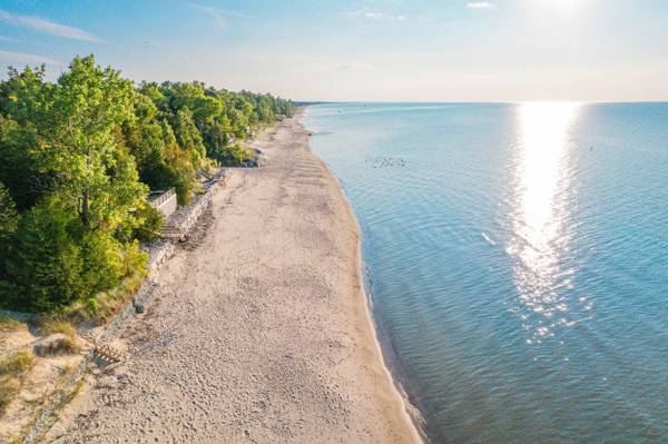 Lambton Shores, ON N0M 1T0,10308 BEACH O' PINES RD