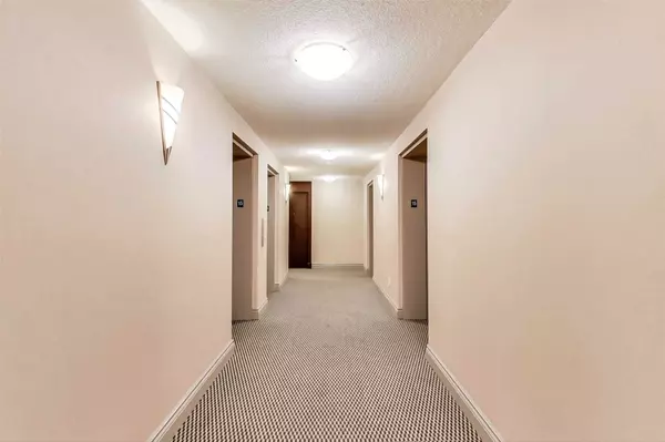 Toronto C01, ON M5J 3A4,30 Grand Trunk CRES #1506