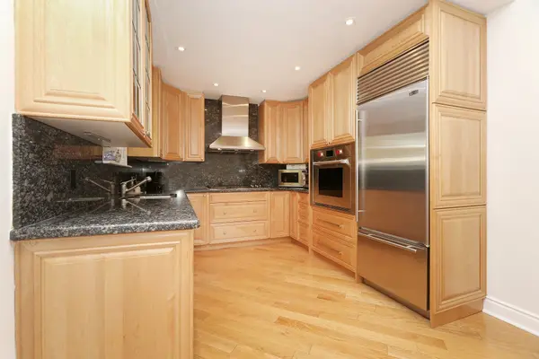 Toronto W09, ON M9R 1N6,10 Castle Green CRES N