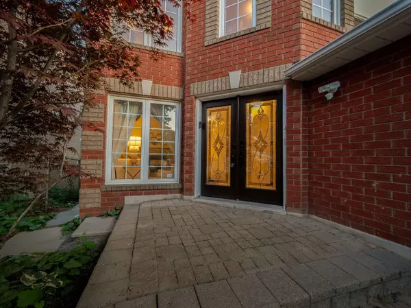 York, ON L6A 2T3,39 Rosanna CRES