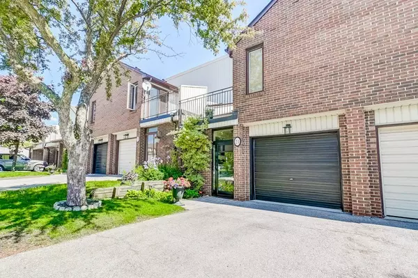 Peel, ON L5C 3A7,1021 Cedarglen Gate #21