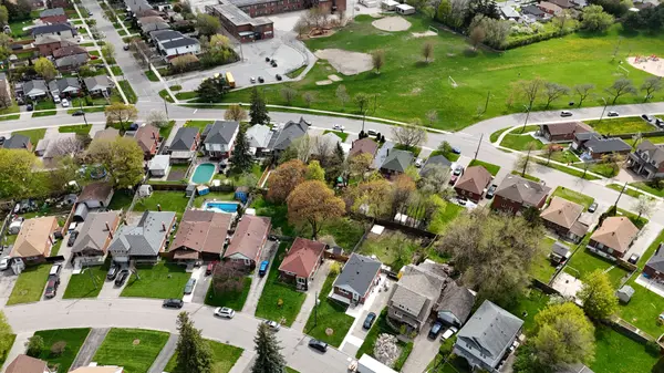 Toronto E04, ON M1L 2E6,32 Edge Pk AVE