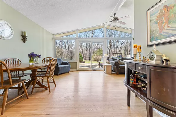 Oakville, ON L6H 1P2,493 Grand BLVD