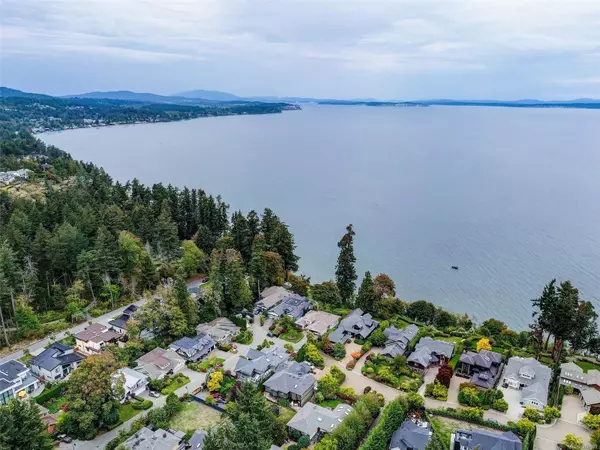 1204 Ocean Park Lane, Saanich, BC V8X 5M6