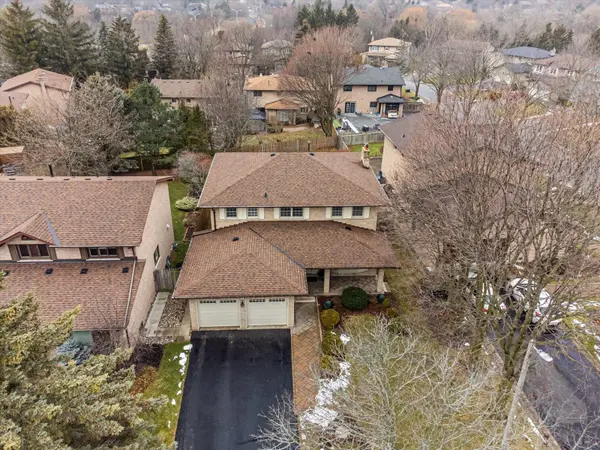 Whitby, ON L1N 6Z2,4 Worfolk PL