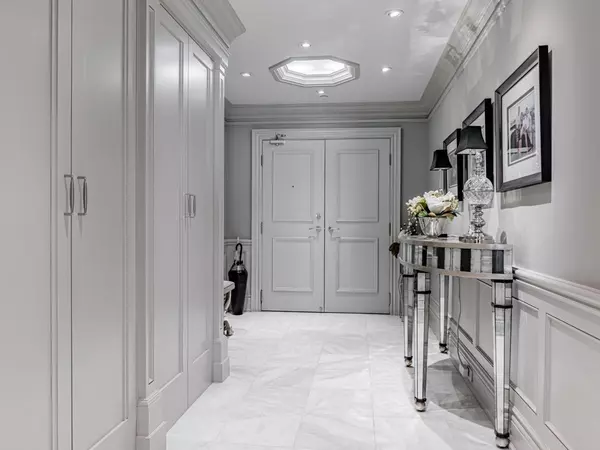 Toronto W06, ON M8V 2Z6,2045 Lake Shore BLVD W #4307