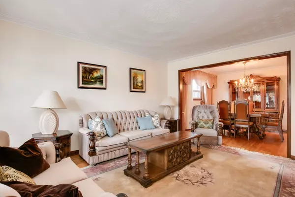 Toronto W04, ON M6L 3A5,12 Upwood AVE