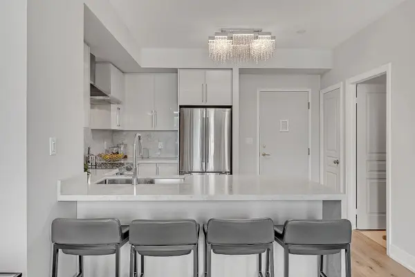 Mississauga, ON L5G 4V6,80 Port ST E #218