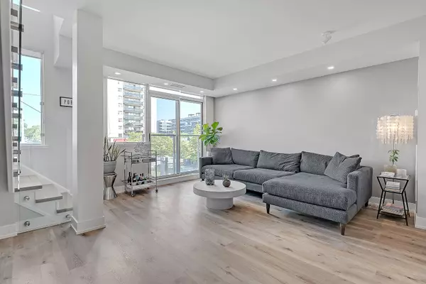 Mississauga, ON L5G 4V6,80 Port ST E #218