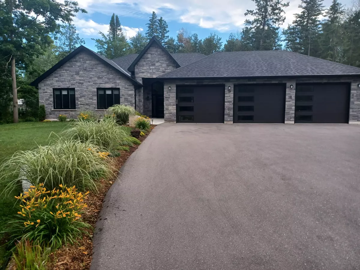 Wasaga Beach, ON L9Z 1B5,19 Twin Pines DR W