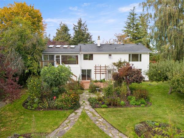 6675 Welch Rd, Central Saanich, BC V8M 1W6