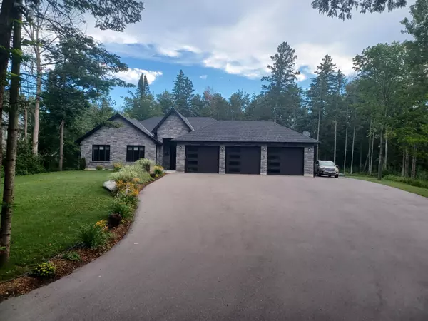 Wasaga Beach, ON L9Z 1B5,19 Twin Pines DR W