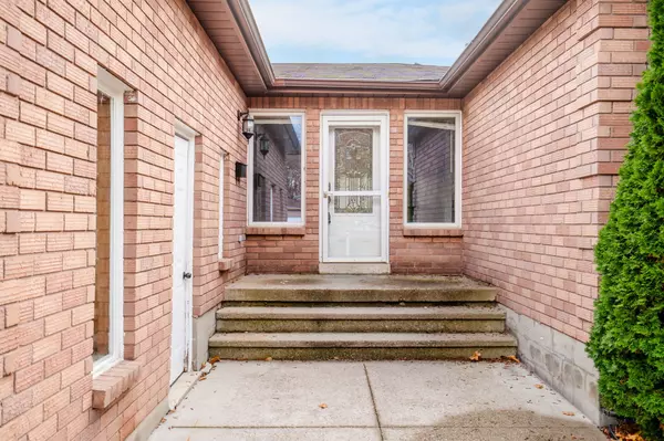 Midland, ON L4R 5C6,1052 Dina CRES