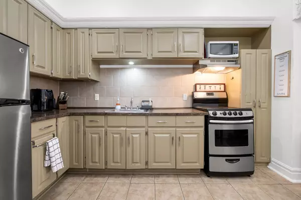 Hamilton, ON L8P 1J7,279 Main ST W