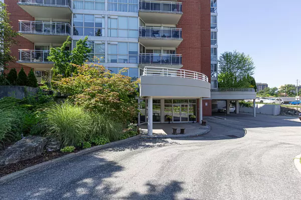 Oakville, ON L6H 2R5,1071 Queens AVE #405