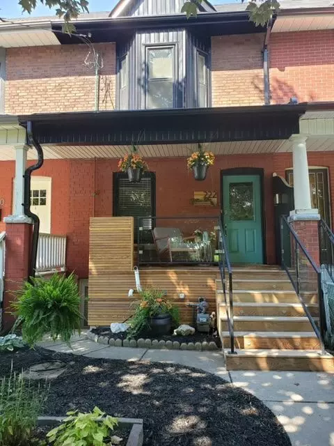 Toronto W02, ON M6P 3V4,222 Campbell AVE