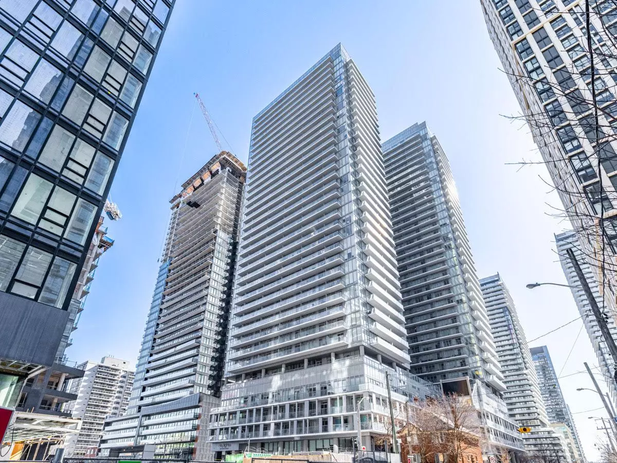 Toronto C10, ON M4P 0E3,99 Broadway AVE #1209