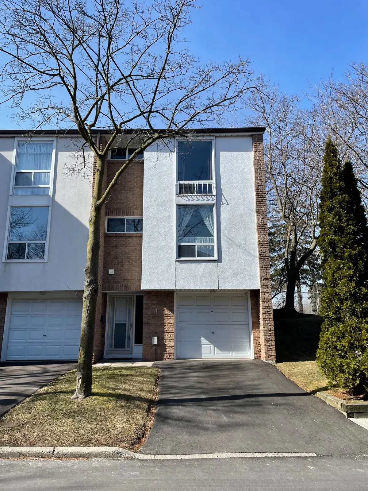 Toronto E04, ON M1L 1W3,3409 St Clair AVE E #1