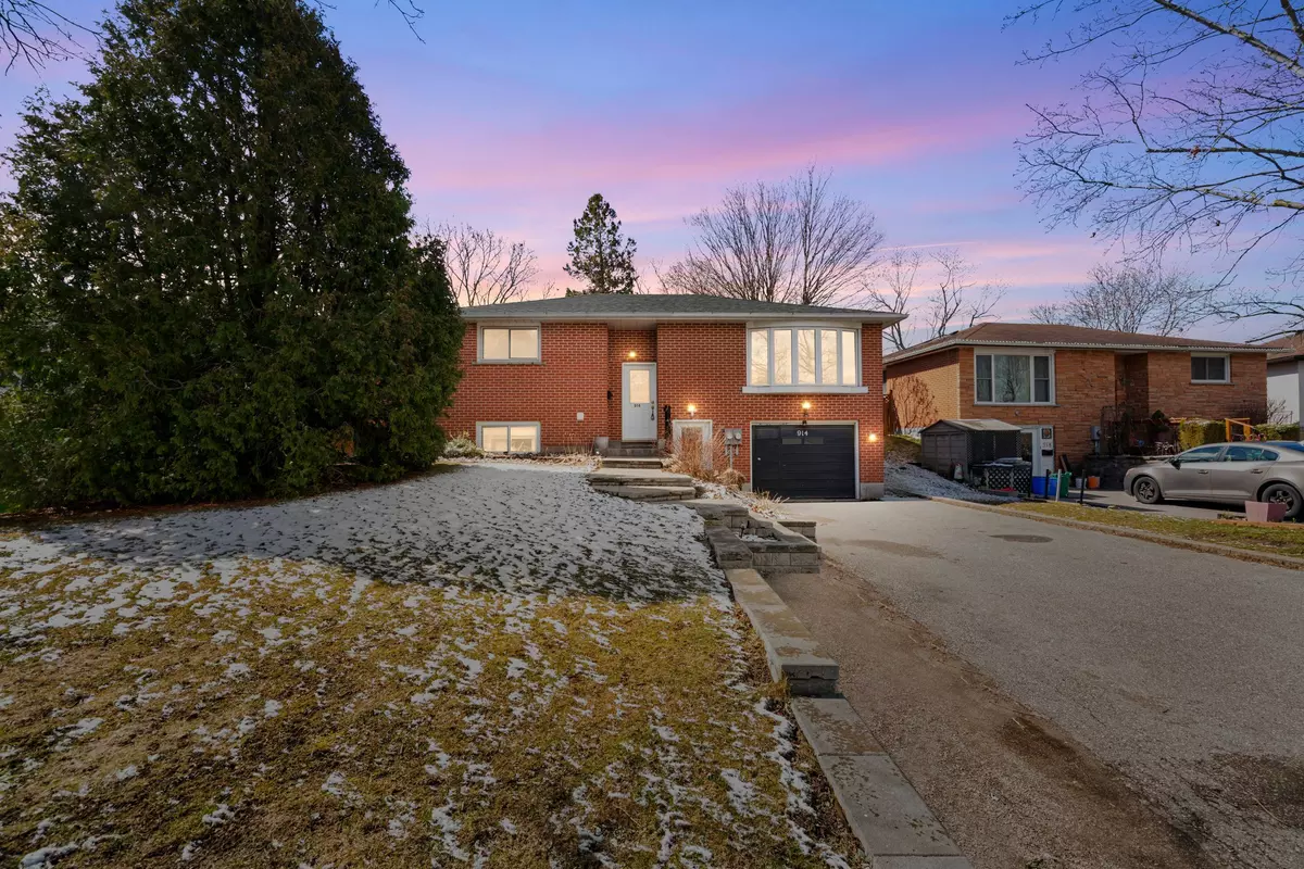 Oshawa, ON L1H 2H8,914 Walnut CT