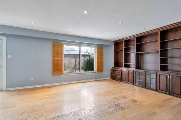 Mississauga, ON L5L 1M6,2520 Spruce Needle DR