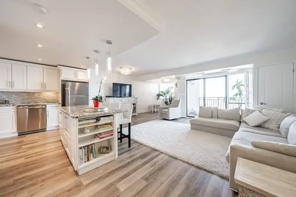 Hamilton, ON L8E 3M6,500 Green RD #1801