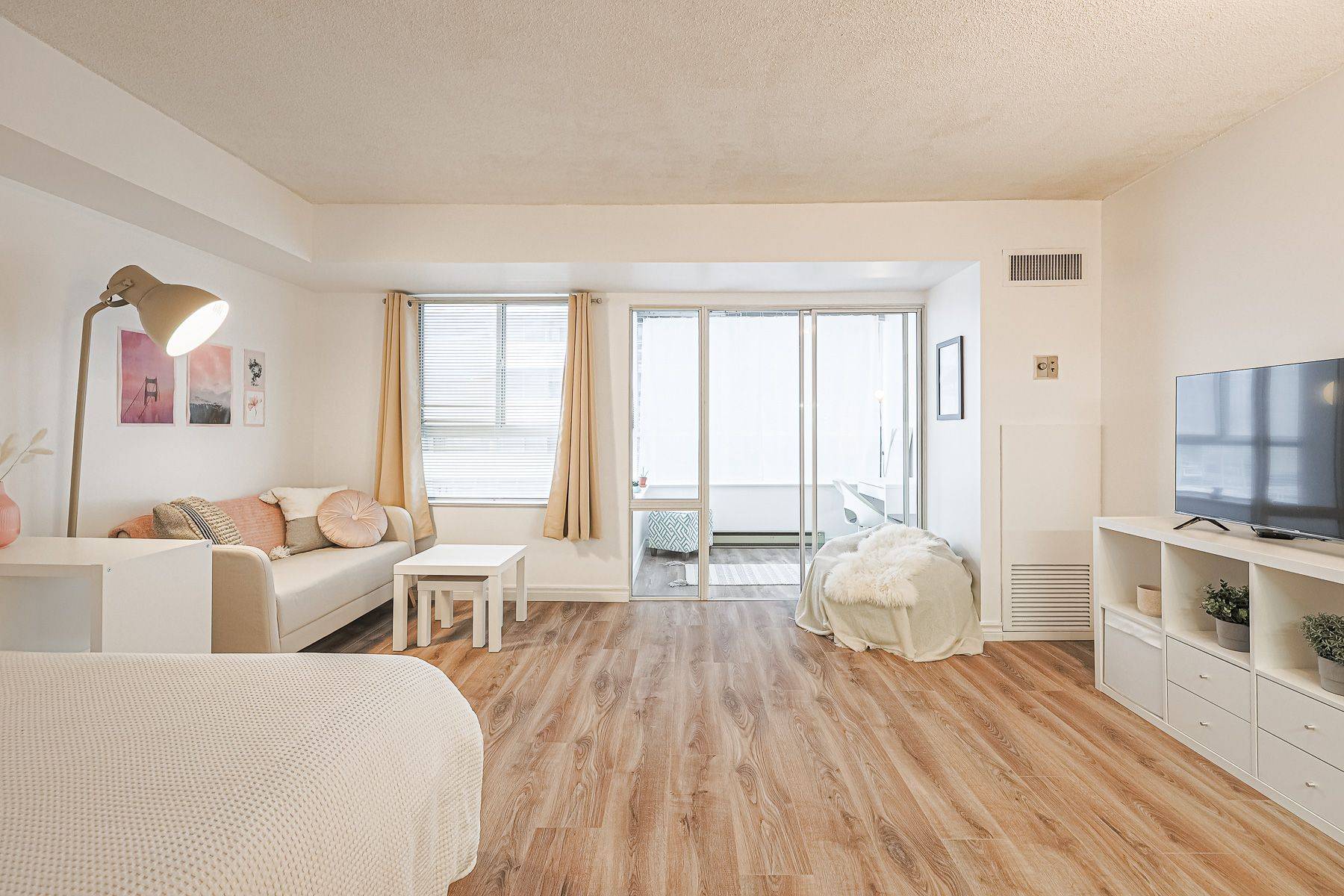 Toronto C01, ON M5G 2J8,711 Bay ST #813
