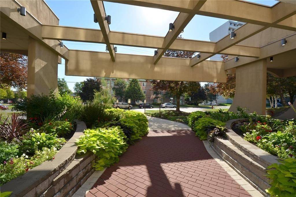 Hamilton, ON L8R 3J3,75 Queen ST N #1205