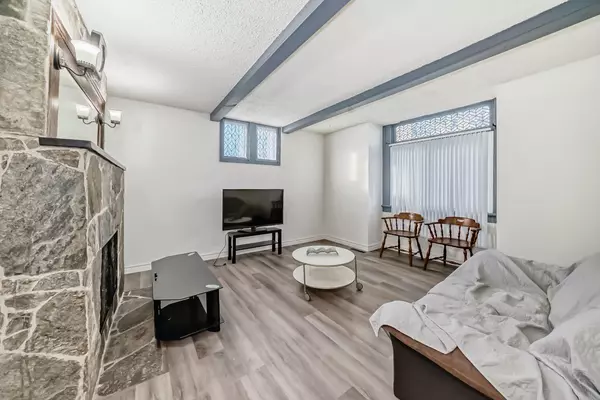 Calgary, AB T2T 4N5,2906 17 ST SW