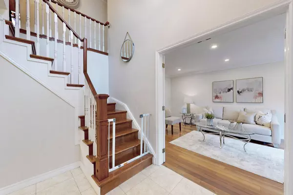 Whitby, ON L1P 1E8,9 Ormandy CT