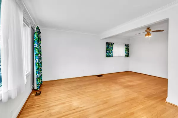 Toronto E04, ON M1P 1B2,223 Flora DR