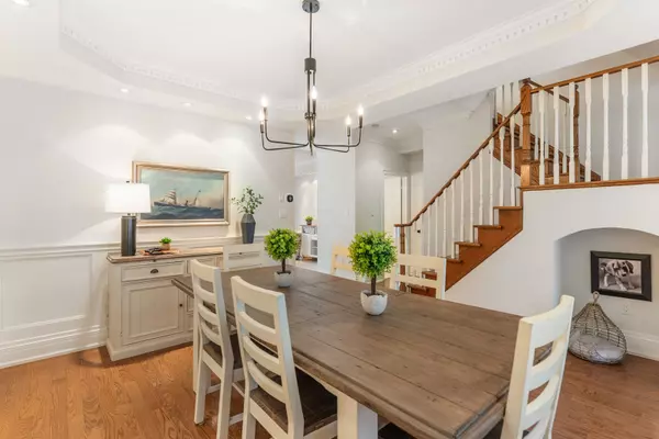 Toronto E02, ON M4L 3Y9,94 Sarah Ashbridge AVE