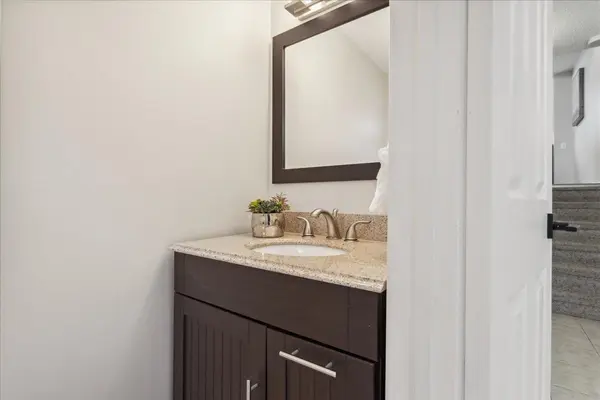 Milton, ON L9T 3V8,235 Bronte ST S #82