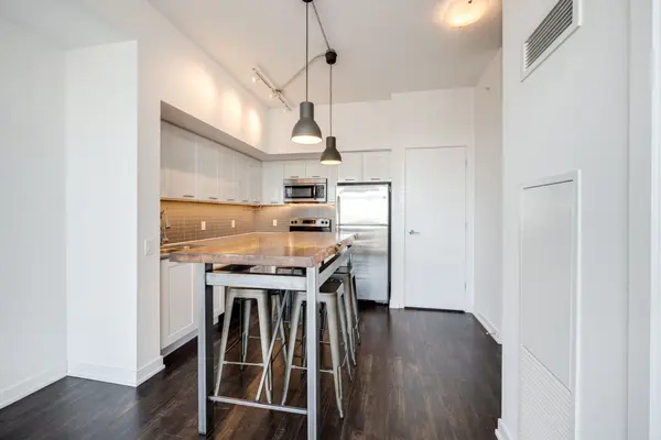 Toronto W06, ON M8V 1A4,2200 Lake Shore BLVD W #2805