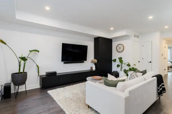 Toronto W06, ON M8W 1K3,28 Marina AVE #21