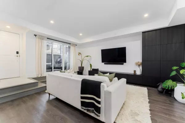 Toronto W06, ON M8W 1K3,28 Marina AVE #21