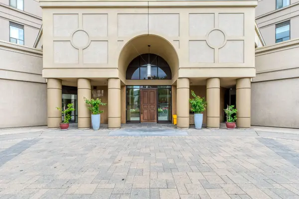 Mississauga, ON L4Z 4K1,220 Forum DR #1304