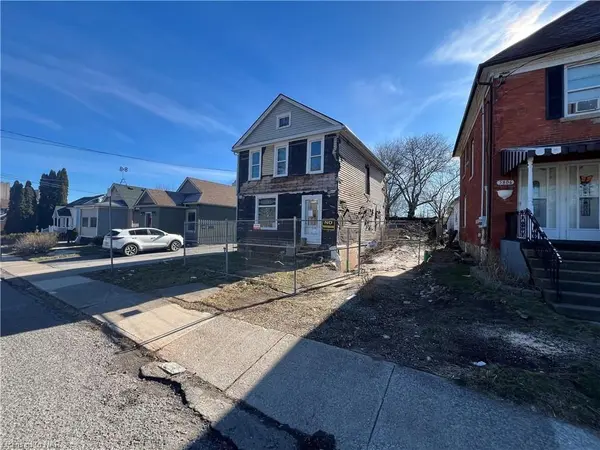 Niagara Falls, ON L2G 1X2,5802 PEER ST